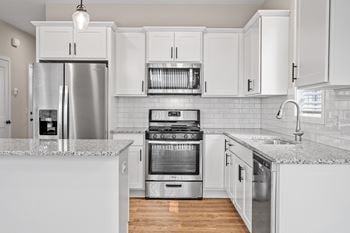White shaker cabinets with matte black hardware & elegant crown molding